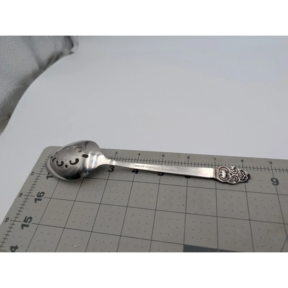 Oneida‎ Community Pierced Serving Spoon Vinland Lot of  2